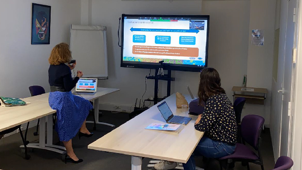 Photo d'un séminaire d'introduction Design Zéro Déchet à distance, avec deux intervenantes présentant le déroulé sur un écran