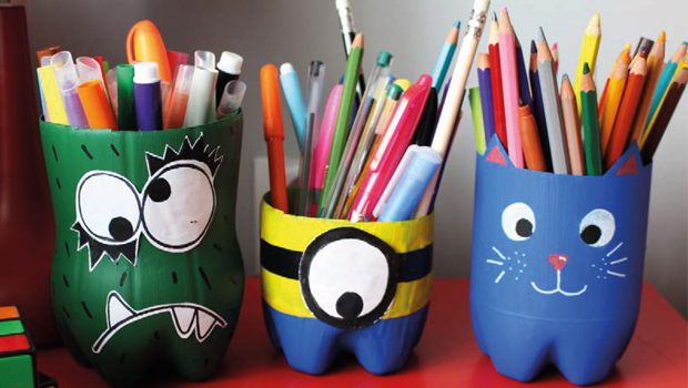 Bouteilles transformées en pots à crayons dans le cadre d'un atelier Cez'Art.