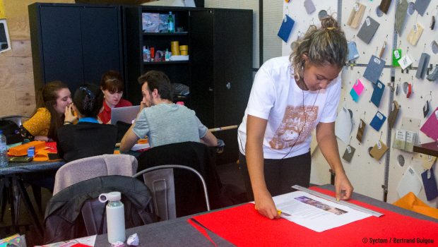 Photo d'un workshop pour étudiants organisé durant l'exposition Design Zéchet 2019