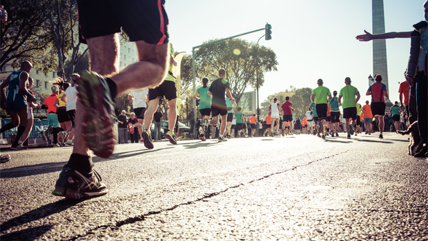 Photo de coureurs lors du semi-marathon Marseille-Cassis 2021 © Adobe Stock / Mike Fouque